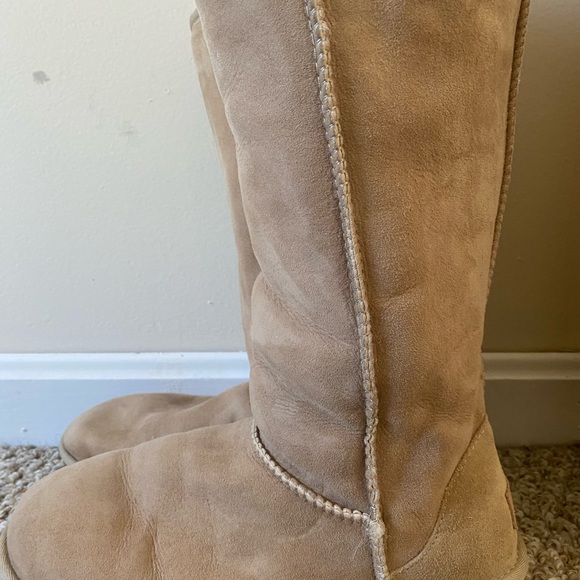 Ugg - Picture 2 of 5